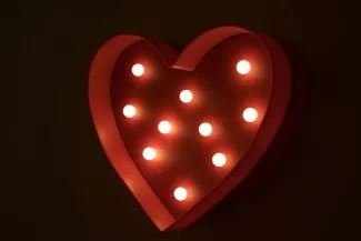 Illusztráció: piros szív alakú doboz benne világító fényekkel