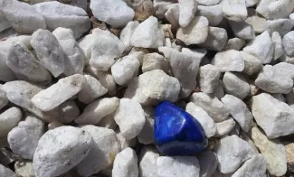 lapi-lazuli drágakő-kékszínű-szürke közönséges kövek között
